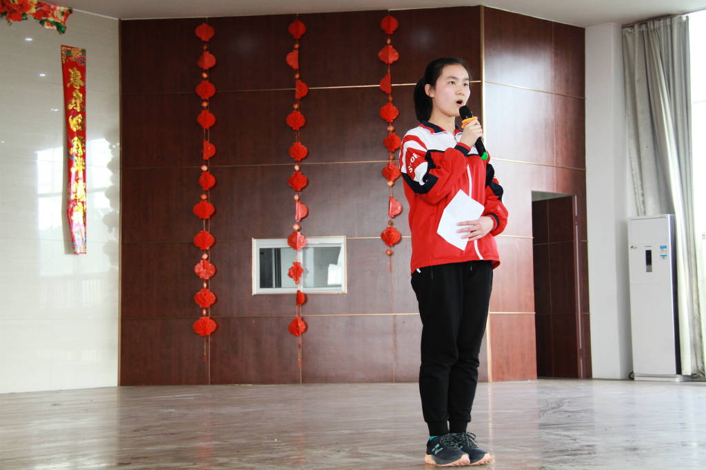 高二年级举行学习雷锋精神演讲比赛