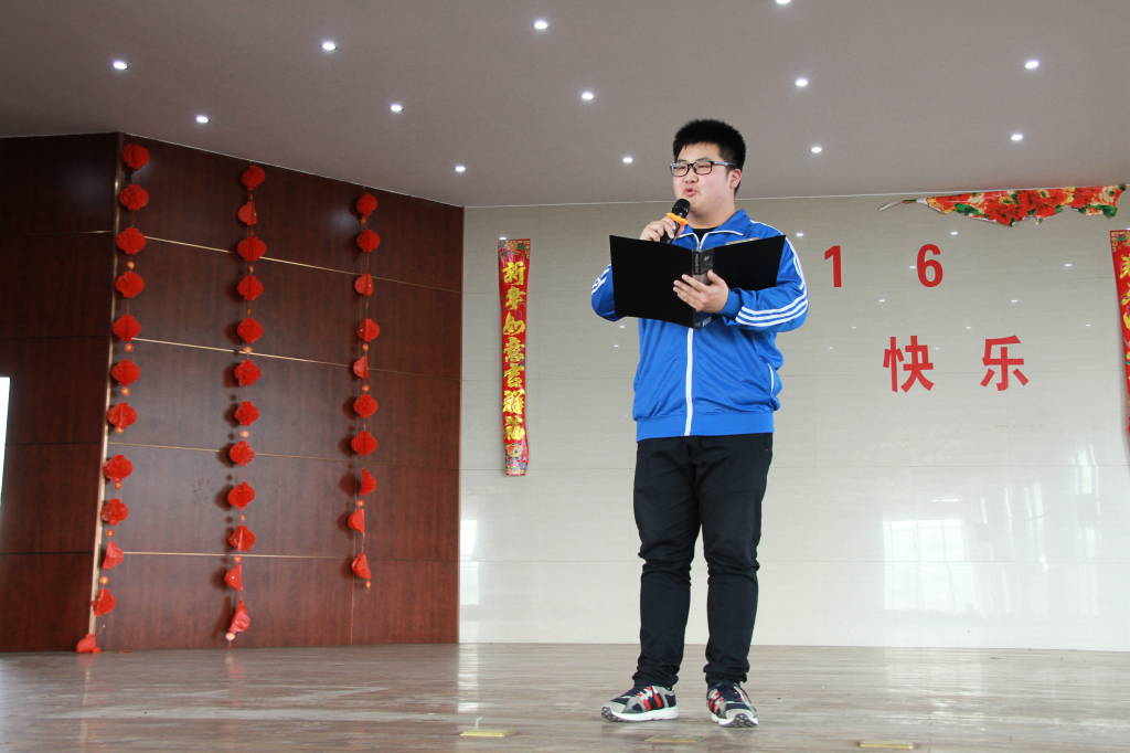 高二年级举行学习雷锋精神演讲比赛